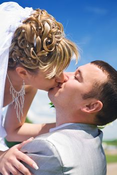 bride kiss groom