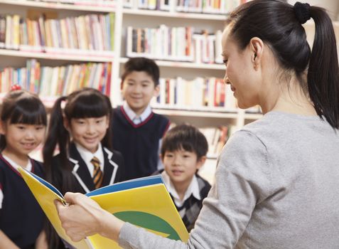 Teacher reading to her elementary school students