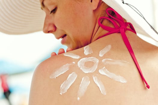 Drawn sun sun cream on his shoulder a beautiful young woman