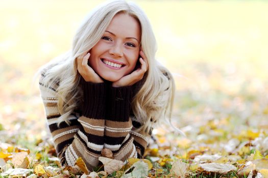 autumn woman portret in park