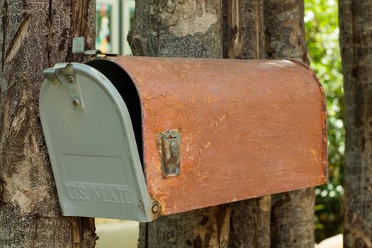 a plain red Damaged Mailbox.