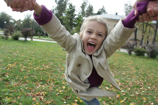 little girl in the autumn park