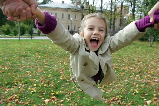 little girl in the autumn park