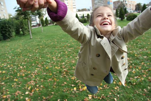 little girl in the autumn park