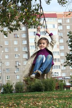 little girl in the autumn park