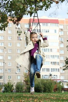 little girl in the autumn park