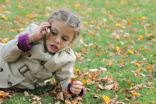 little girl in the autumn park