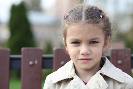 little girl in the autumn park