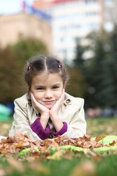 little girl in the autumn park