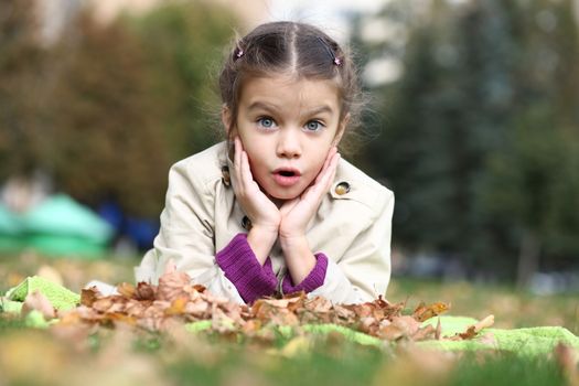 little girl in the autumn park