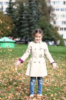 little girl in the autumn park