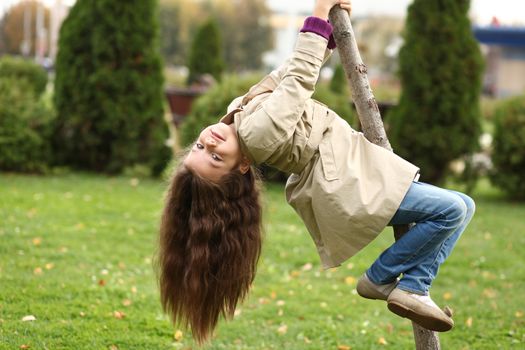 little girl in the autumn park