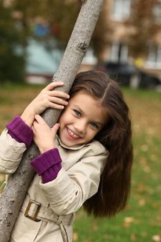 little girl in the autumn park