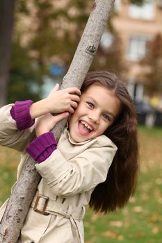 little girl in the autumn park