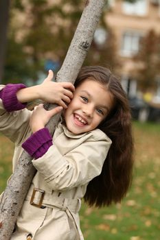 little girl in the autumn park