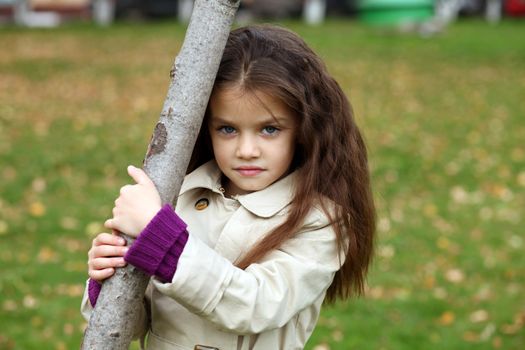 little girl in the autumn park