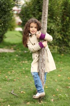 little girl in the autumn park