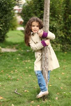 little girl in the autumn park