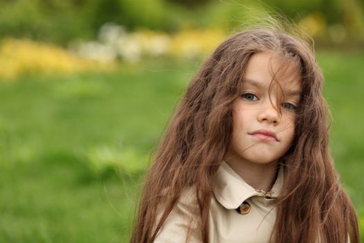 little girl in the autumn park