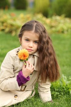 little girl in the autumn park