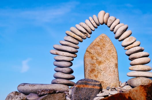 Boulder in the middle arc of pebbles