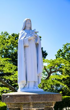 White Maria statue with blue sky3