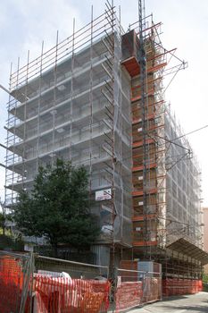 ASSEMBLY OF SCAFFOLDING ALL ALONG THE SURFACE OF BUILDING MAINTENANCE