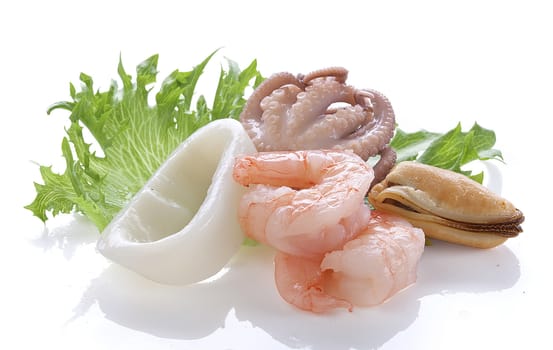 Squid, shrimps, octupus and mussel on the green fresh lettuce