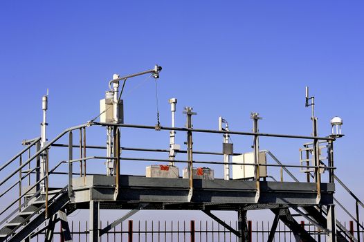 Weather installation of equipment to the Aigoual Mount.