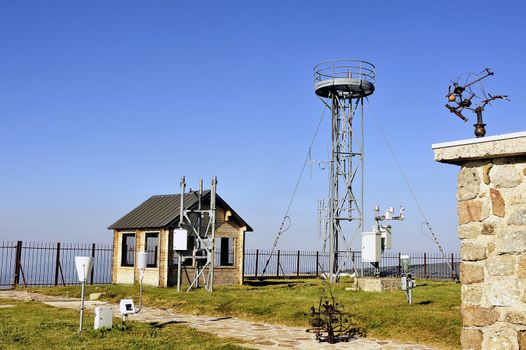 Weather installation of equipment to the Aigoual Mount.