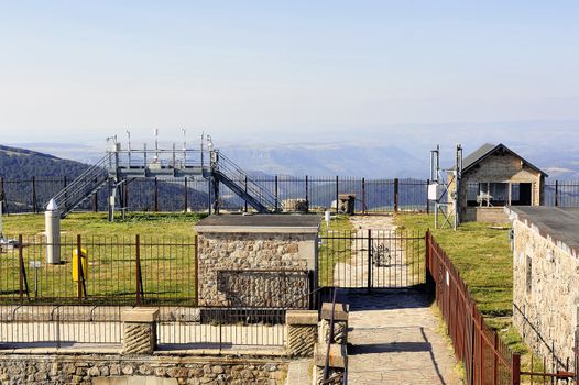 Weather installation of equipment to the Aigoual Mount.