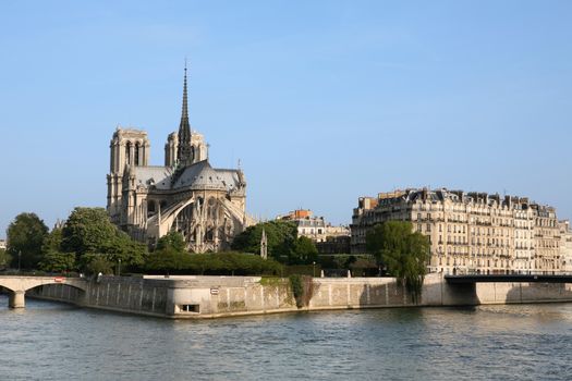 notre dame de paris in the beautiful city of paris france