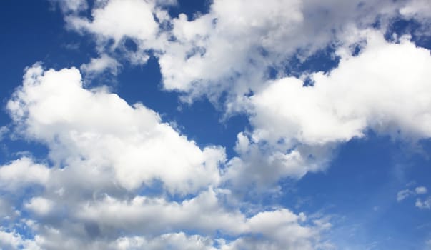 white clouds against blue sky with cloud close up