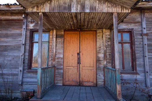 the old thrown house, main entrance