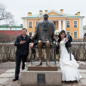 couple at the monument to Peter 1