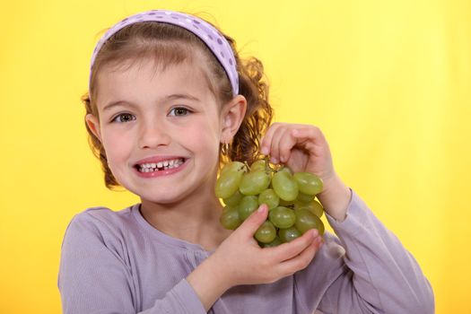 Girl with bunch of grapes Armand_Lea_230311