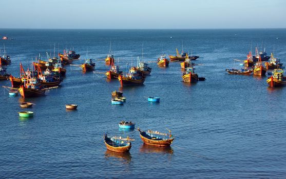 In fishing boat 's Mui Ne, every early morning of day,   basket boat, pirogue, vessel, coracle  attached with a large number. That day was beautiful, filled with golden light.So nice seascape