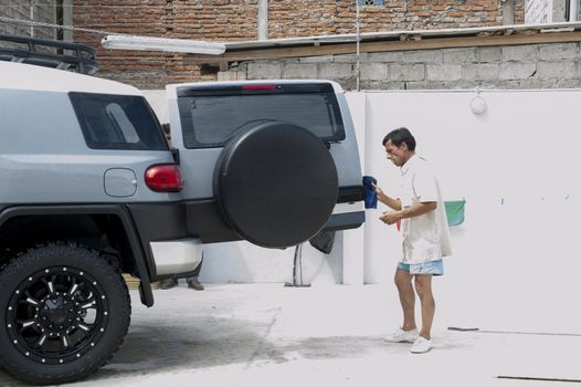 People who wash by hand a automolbile