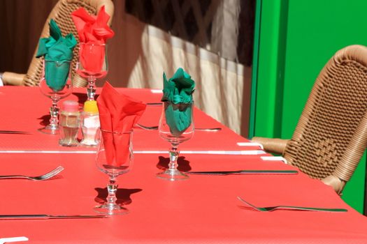 Red and green colord for this outdoor restaurant table