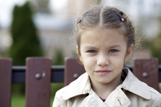 little girl in the autumn park