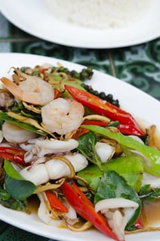  fried herbal vegetables with shrimp and squid