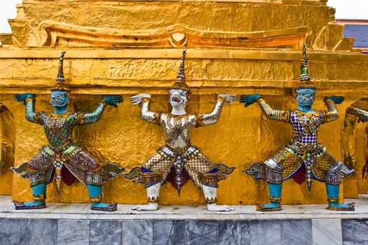 The figure giants and monkeys, representing the bearer of stupa.