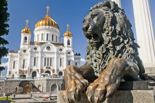 Monument reclining lion with Christ the Savior Cathedral in Moscow