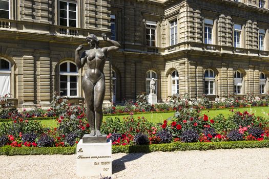Jardins du Luxembourg,  La femme aux pommes, Jean Terzieff, 1937 - Palais Luxembourg, Paris, France