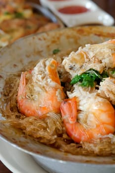 close up shrimp ,  baked  with vermicelli , vegetable and  pepper sauce , asian style food