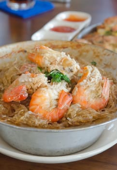  baked  prawn with vermicelli and vegetable ,  ginger & pepper sauce