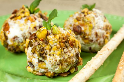 goat cheese balls with arugula and pistacho