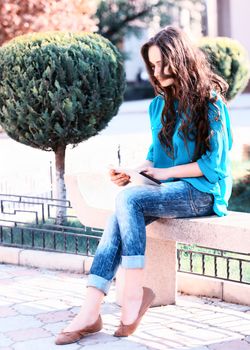 Young woman using tablet pc. Outdoor shoot