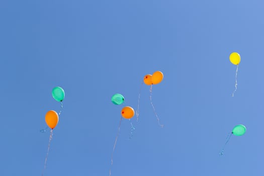 color balloons flying to the sky