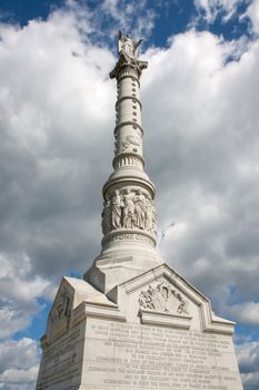 This monument commemorates the American and french victory at the battle of Yorktown. At the top is a statue of Lady Liberty.